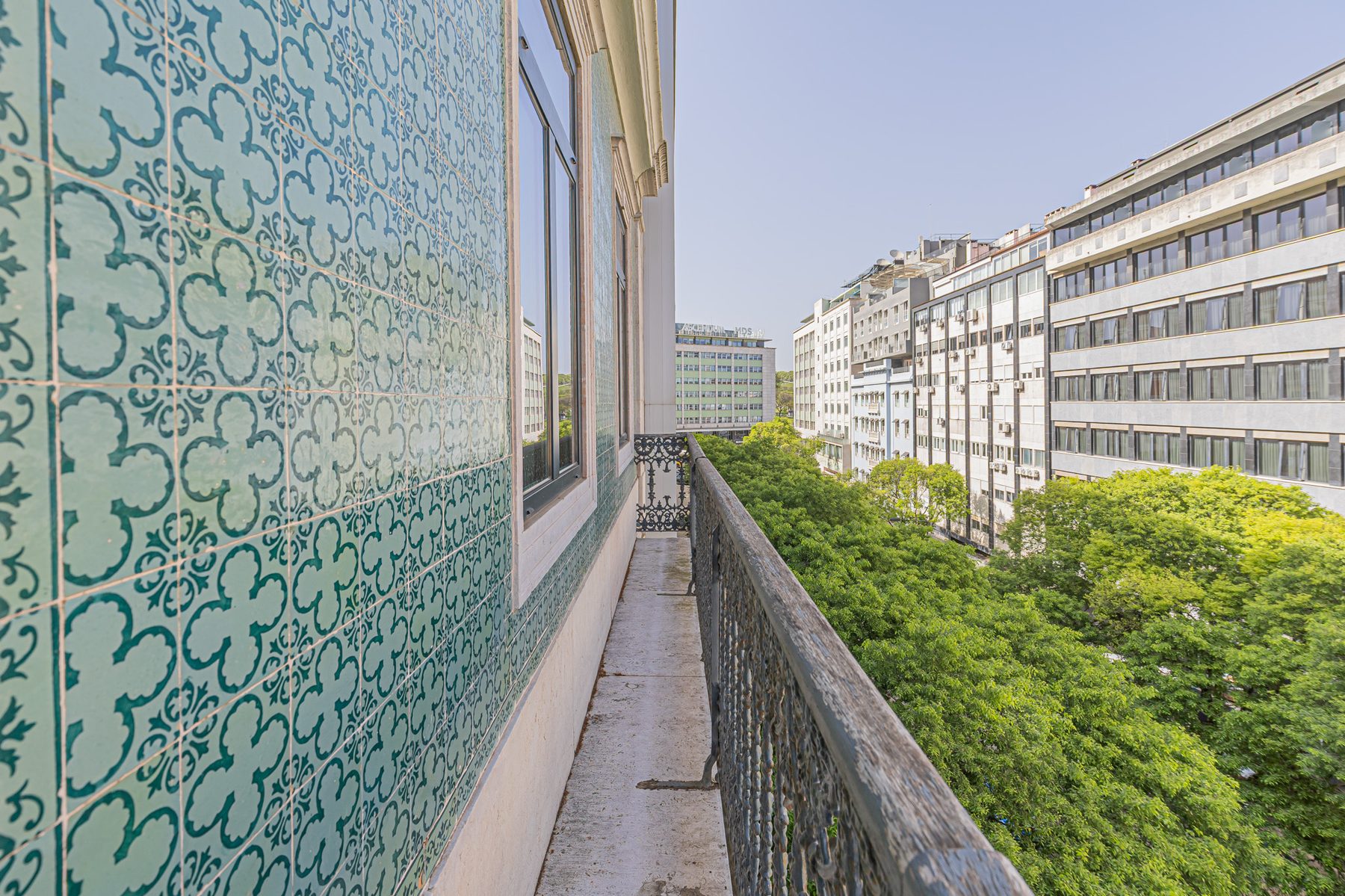 Varanda com fachada original de azulejos