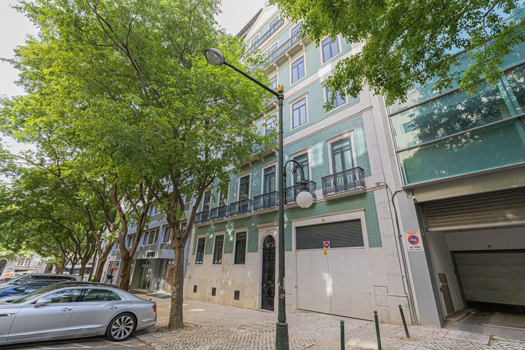 Rua Duque de Palmela arborizada